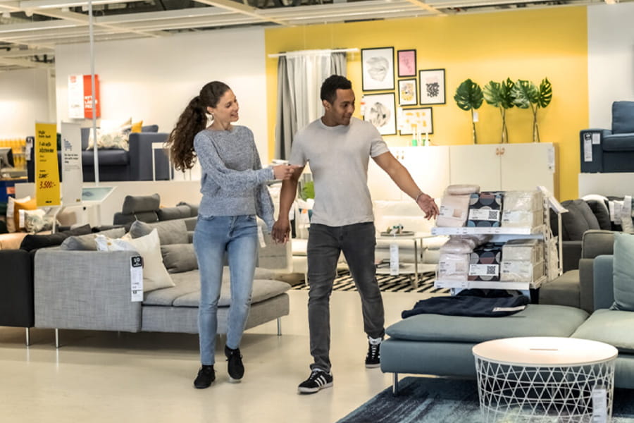 IKEA 0% Finanzierung: Paar betrachtet gemeinsam Möbel in einem IKEA Einrichtungshaus.