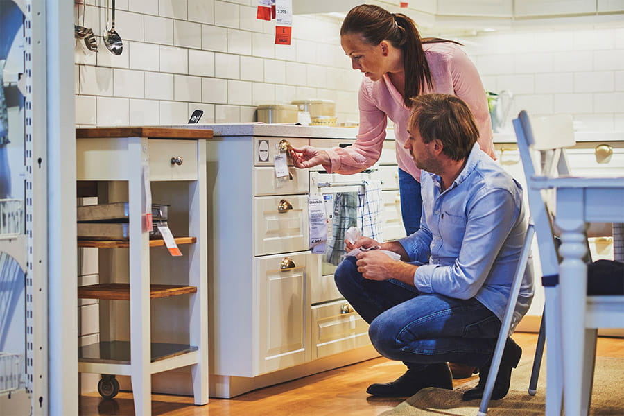 IKEA Flex Finanzierung: Paar betrachtet gemeinsam eine Küche in einem IKEA Einrichtungshaus.